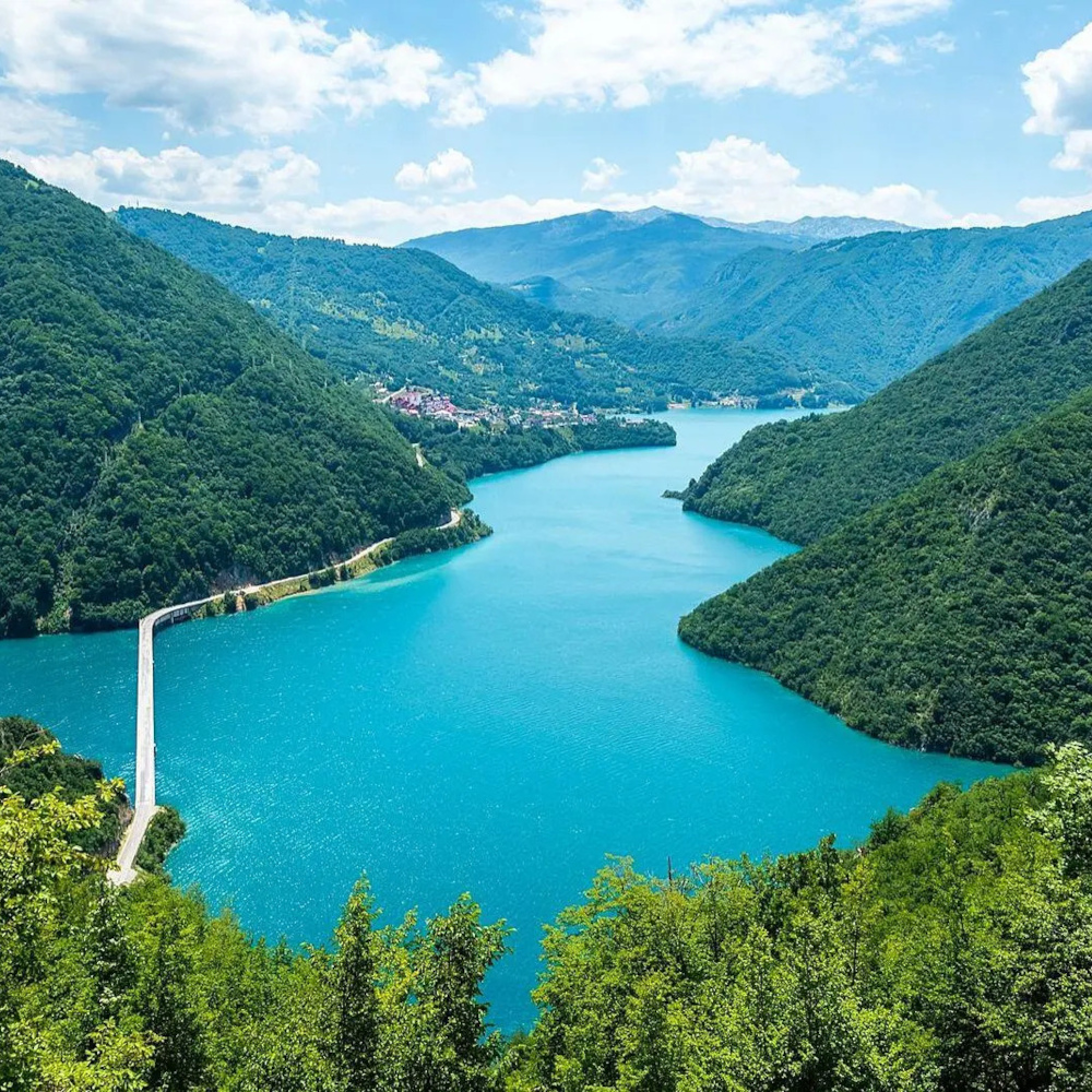 Panoramski pogled na Pivsko jezero